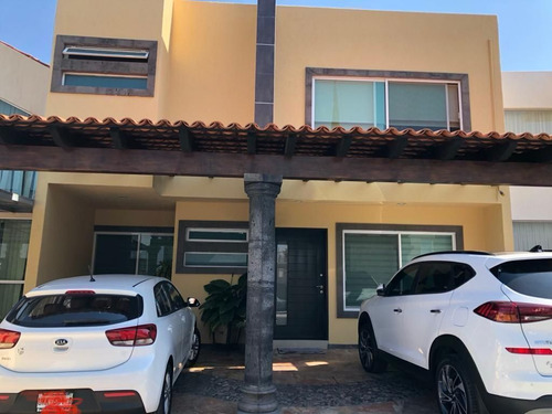 Linda Casa En Centro Sur, Claustros, Gran Ubicación, Alberca, 3 Recamaras..