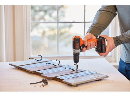 Imagen 4 de 4 de Taladro atornillador inalámbrico de 10" Black+Decker BCD702C1 20V + 1 batería de 1.5Ah + accesorios con caja de cartón 110V/220V