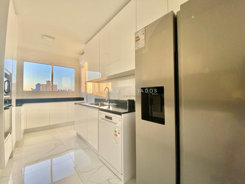 Apartamento De 4 Dormitorios En Venta En Edificio Paramount, Punta Del Este.