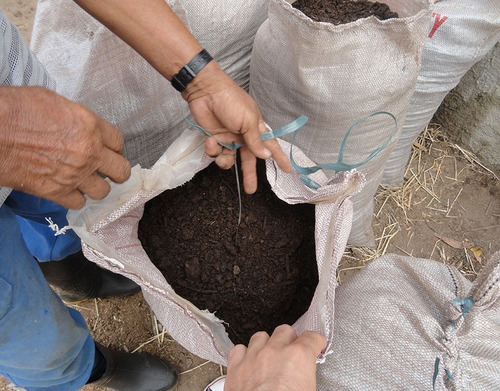 Imagem 2 de 2 de Adubo Misto Saco 15 Litros Compostagem De Vegetais