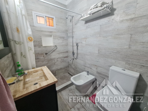 Venta De Casa Tipo Chalet De 4 Ambientes Con Entrada De Autos, Patio Y Terraza. En Banfield Barrio Nuevo