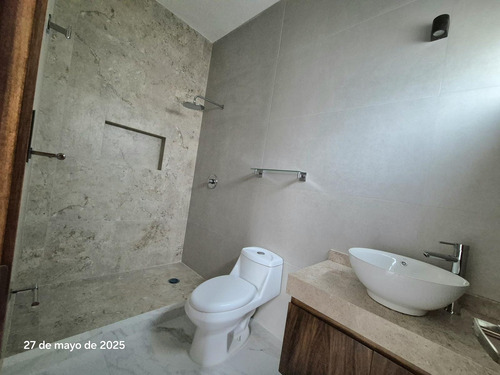 Las Palmas Green, Casa En Pre Venta Con Amplio Jardín.