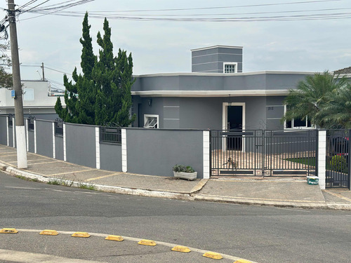 3 Quartos, 2 Banheiros, 1 Suite
