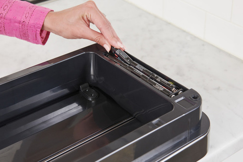 Rubbermaid Elite 45l Mtl Slim Sensor Bin -chrcl Color Negro