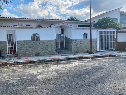 Casa En Alquiler En Calle Cerrada, Ubicada En La Urb. El Trigal Norte Valencia, Carabobo. Sin Amoblar, Cocina A Estrenar, Pisos Y Baños Remodelados, Aires Acondicionado En Todas La Habitaciones.