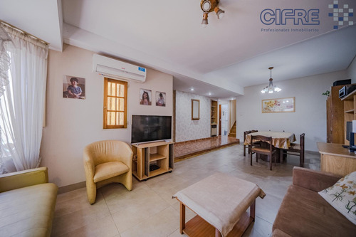 Casa De 5 Ambientes Con Garaje Para Dos Autos Jardín Y Pileta Lote Propio 8.66x26