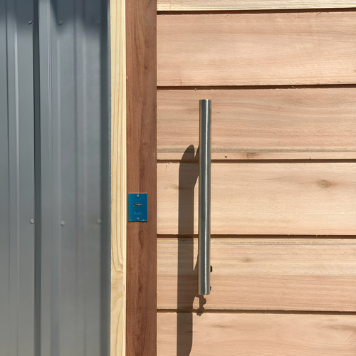 Puerta De Exterior De Madera Con Barral