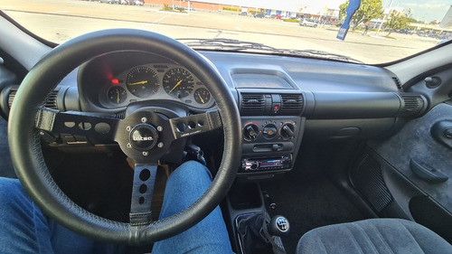 Imagem 7 de 11 de Chevrolter Corsa 1.6 8v Gl 2 Portas Completo