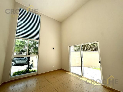 Casa En Magnolias Con Jardín , Fraccionamiento, Coatepec Veracruz