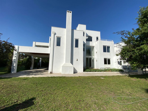 Casa En Venta De 7 Dorm. En Colina