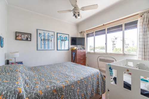 Venta Departamento 3 Ambientes Más Dependencia De Servicio, Balcón Al Frente Flores