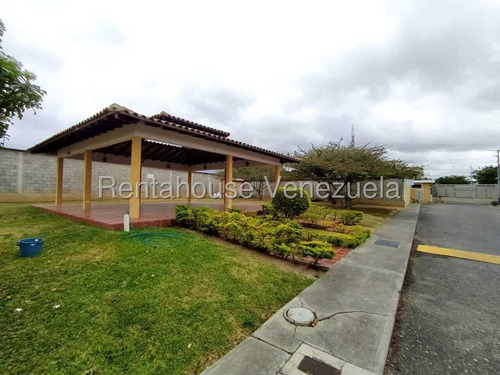 Sorangel Vargas Vende Amplia Y Hermosa Casa Con Tanque Subterraneo, Parriilera, Urbanismo Privado. La Trigaleña Cabudare Mls #25-18744
