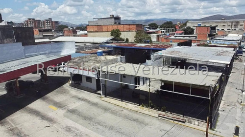 Julian Galindez Vende Potencial Negocio Con 2 Registros Comercial Y Amplio Terreno En Barquisimeto # 25-6926