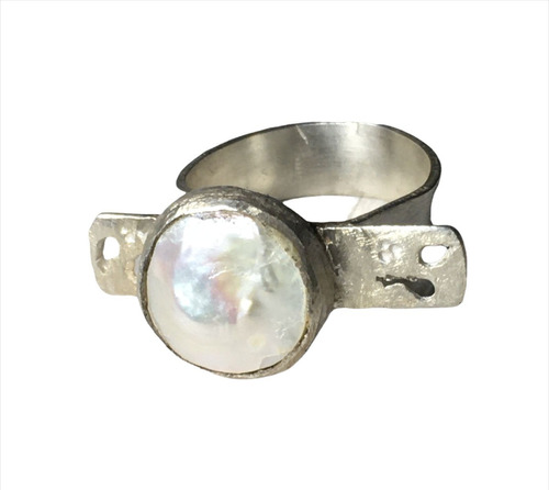 Anillo De Nácar Con Barra De Plata Con Perforaciones.