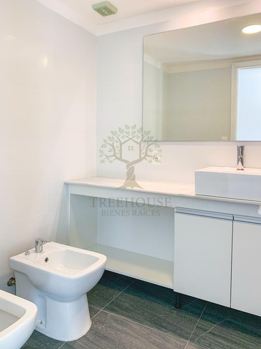 Venta Con Renta De Apartamento 2 Dormitorios Con Patio, Terraza, Gge Y Box En Malvín
