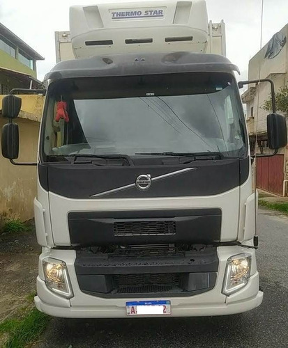 Imagem 3 de 11 de Volvo Vm 270 E5 Bitruk 2014 Com Baú Frigorifico