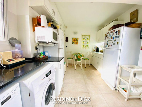 Residencia En Playa Mansa Muy Cerca Del Mar.- Ref: 824