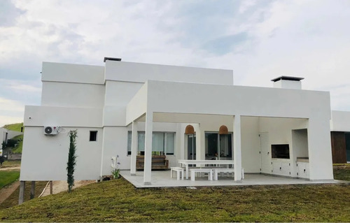 Imagen 2 de 13 de Venta - Costa Esmeralda - Muy Linda Casa En Barrio Deportivo