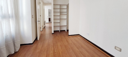 Dpto. En Venta De 3 Dormitorios, 1 Baño, Independencia.
