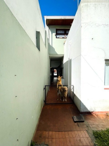 Venta Vivienda Multifamiliar De 6 Amb.c/ Local,parque Y Quincho. Barrio Chauvin. Sobre Lote Propio.