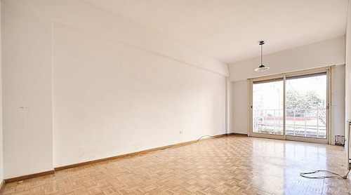 Departamento De Dos Ambientes Con Balcón Corrido Al Frente Y Cochera Espacio En Colegiales