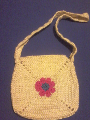 Cartera Tejida En Crochet. Con Flor Central