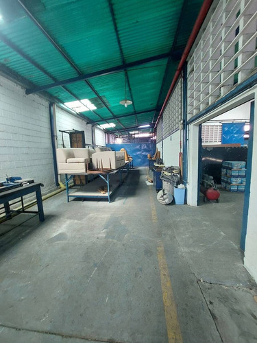 Venta De Galpón. Zona Industrial La Quizanda. Portón De Acceso En El Frente Del Galpón De 4 M. De Altura Con Santamaria. Mr.