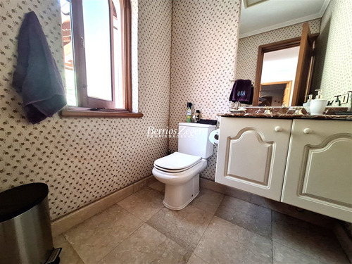 Casa En Venta De 4 Dorm 5 Baños, Sala De Estar Gran Vista