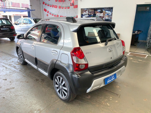 Toyota Etios Cross 1.5 Prata 2014