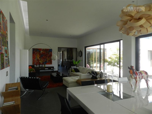 Casa En Venta De 5 Dormitorios En Colina