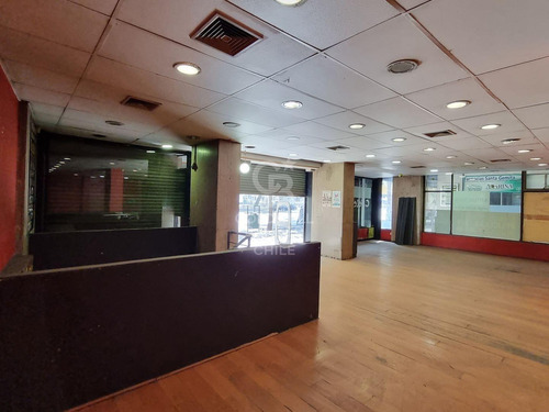 Amplio Local Comercial En Alameda, Frente A La Moneda