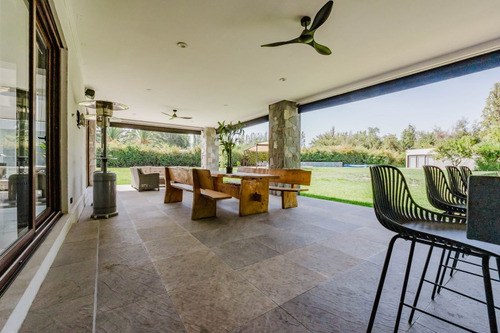 Casa Con Doble Altura Impecable, En Condominio Las Garzas