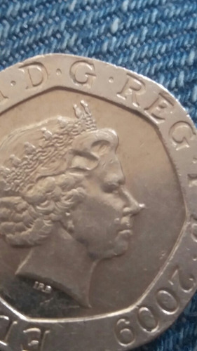 2009 Twenty Pence Error Die Chip Doubled Die Reyna Pinocho. (Usado)