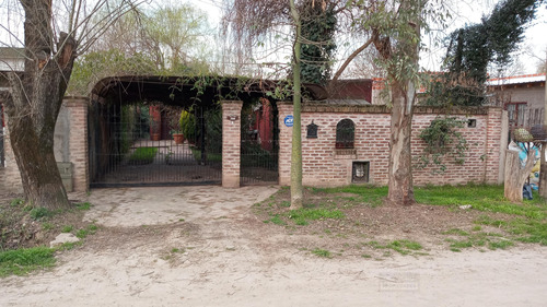 Casa De 3 Dormitorios, Con Garage Y Parrilla