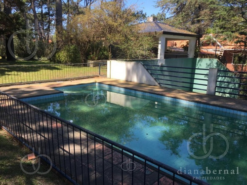 Imagen 2 de 14 de Casa De 3 Dormitorios + Servicio En Playa Mansa, Punta Del Este - Ref: 54337