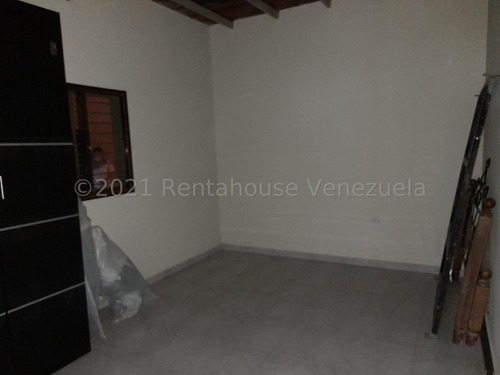 Imagen 10 de 25 de Casa Duplex Remodelada En Venta Urb Orticeño Estef 21-27270