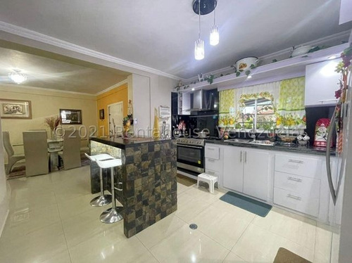 Imagen 5 de 10 de Cómoda Y Segura Casa, Construcción De Primera Y Elegantes Acabados, Resalta Su Cocina Estilo Italiana. Circuito Cerrado. #22-10935