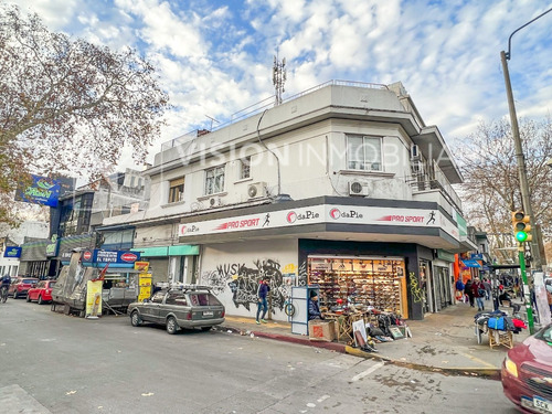 Apartamento En Venta Duplex Al Frente 4 Dormitorios 2 Baños, La Unión, Esquina Av. 8 De Octubre, Piso 1 Por Escalera, Reciclado, Impecable Para Entrar. 204 M2 Totales 111 M2 Interiores 93 M2 Terrazas