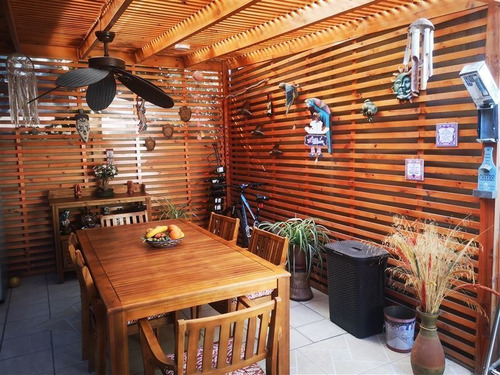 Casa En Venta De 4 Dorm. En Peñalolén