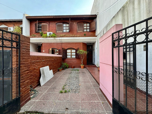 Duplex En Excelente Estado Sobre Calle Medina, Caseros Centro