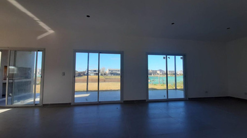 Casa En Venta 6 Ambientes Barrio El Canton Norte Al Lago