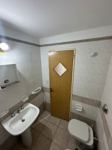 Alquiler. Rosario. Departamento 1 Dormitorio. Baño Completo. Quincho Y Patio De Uso Común. Buena Distribución