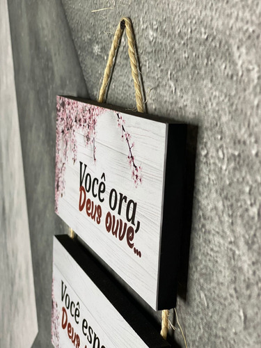 Quadro Decorativo Com Cordinha E Frase Eu Oro Deus Ouve