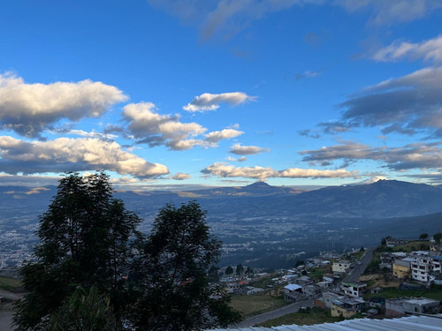 Exclusiva Propiedad Con Casa De Dos Plantas Y Vistas Panorámicas En Terreno Inclinado