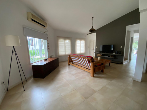 Casa En Villa Martita Sobre Calle Grassi, Santa Rosa, La Pampa