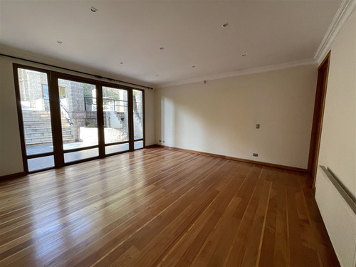Casa En Venta De 6 Dorm. En Lo Barnechea Panoramica