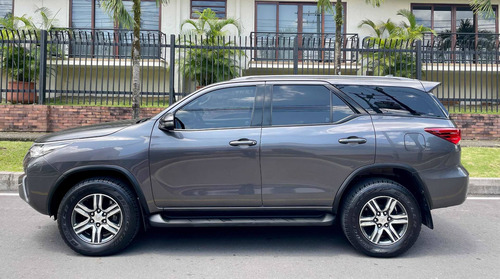 Imagen 7 de 22 de Toyota Fortuner Sw4 2.8l 4x4