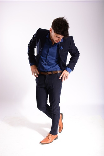 Imagen 4 de 4 de Traje Azul Marino Camisa Moño