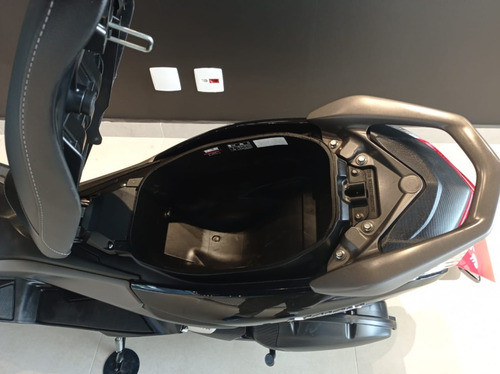Yamaha Nmax 160 2018 - Honda Pcx 150 (r)