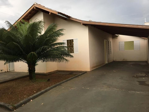 Três Dormit., Sala, Cozinha, Garagem E Quintal.